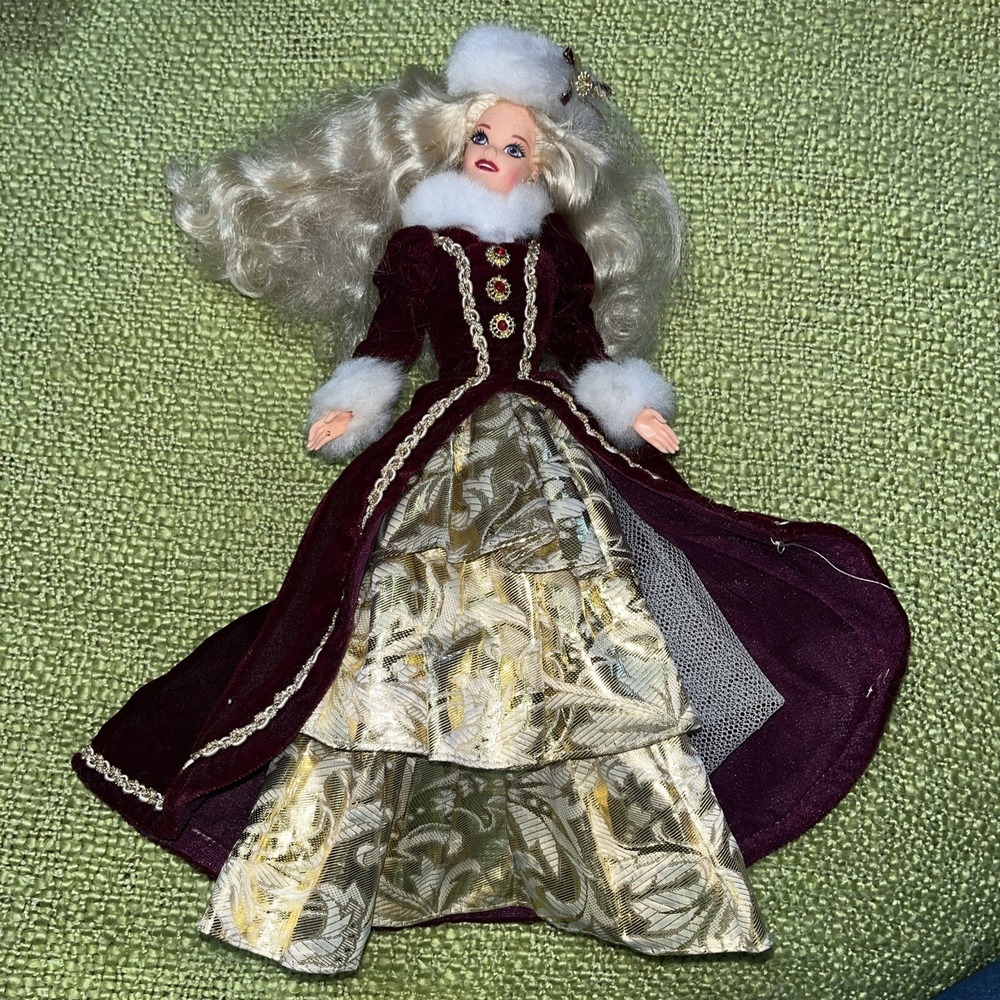 Barbie 1976 , Violet Eyes , Winter Princess Gown And Hat